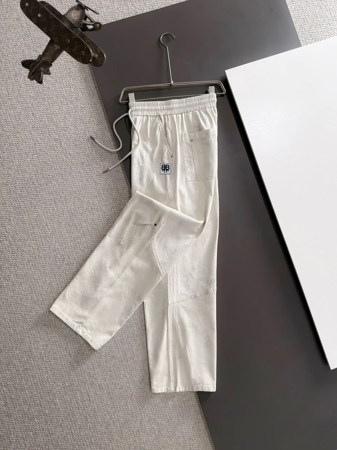 Next day shipment P195 Balenciaga High Quality 2026 Autumn and Winter New Arrival elastic band casual pants, counter-customized fabrics, Breathable, high comfort, impeccable details, brand element design concept, reflecting high quality. It feels delicate and soft! It presents a casual cut and the upper body shape is great! Sizes:S-3XL
